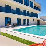 شقة Luxury Lariv I With Pool