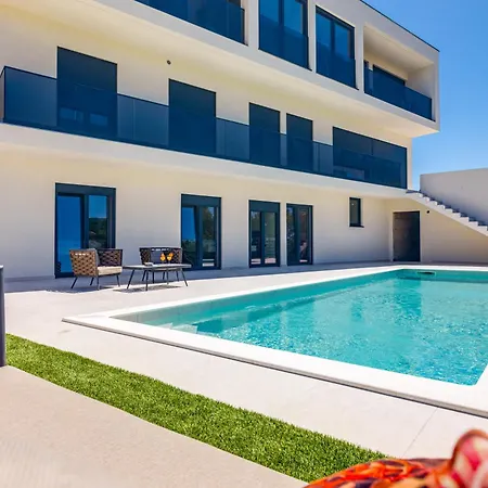 Apartamento Luxury Lariv I With Pool