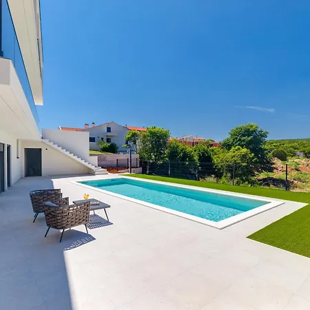 Διαμέρισμα Luxury Lariv I With Pool