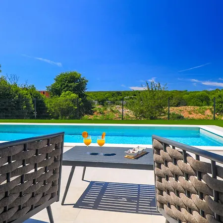 Luxury Lariv I With Pool Διαμέρισμα