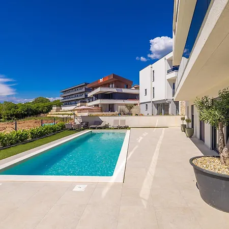 Luxury Lariv I With Pool