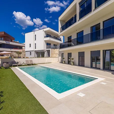 Luxury Lariv I With Pool Διαμέρισμα Krk Town