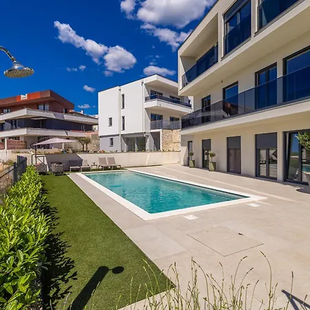 Διαμέρισμα Luxury Lariv I With Pool *