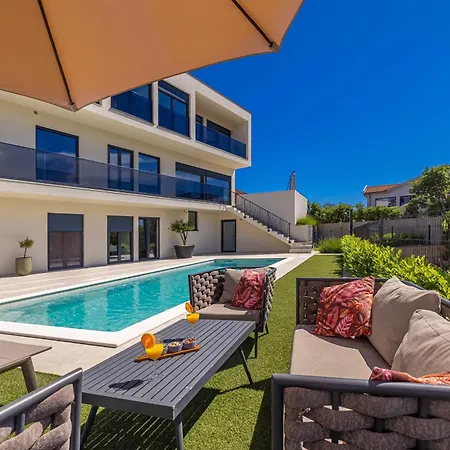 Luxury Lariv I With Pool