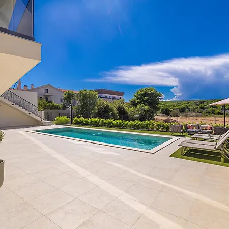 Luxury Lariv I With Pool Διαμέρισμα