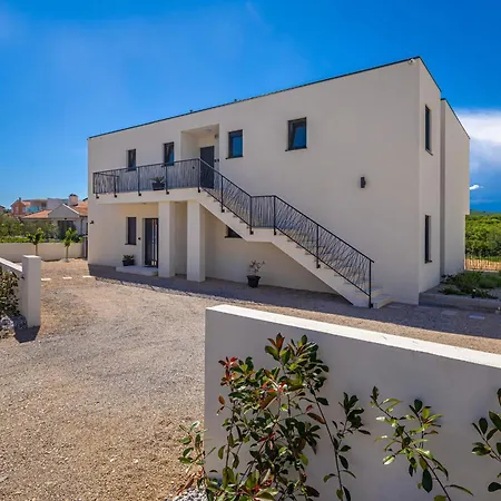 Luxury Lariv I With Pool