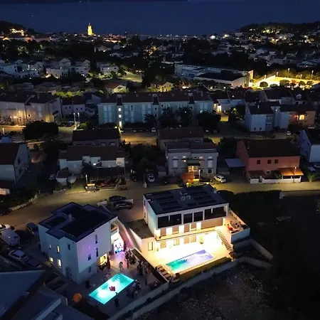 Διαμέρισμα Luxury Lariv I With Pool